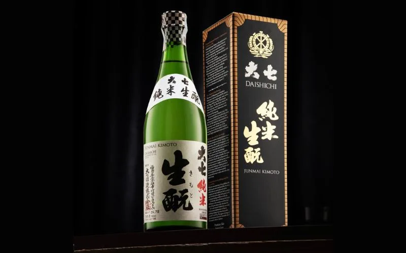 Rượu sake Daishichi Junmai Kimoto đi kèm hộp sang trọng, thích hợp làm quà biếu tặng những người có vị thế.