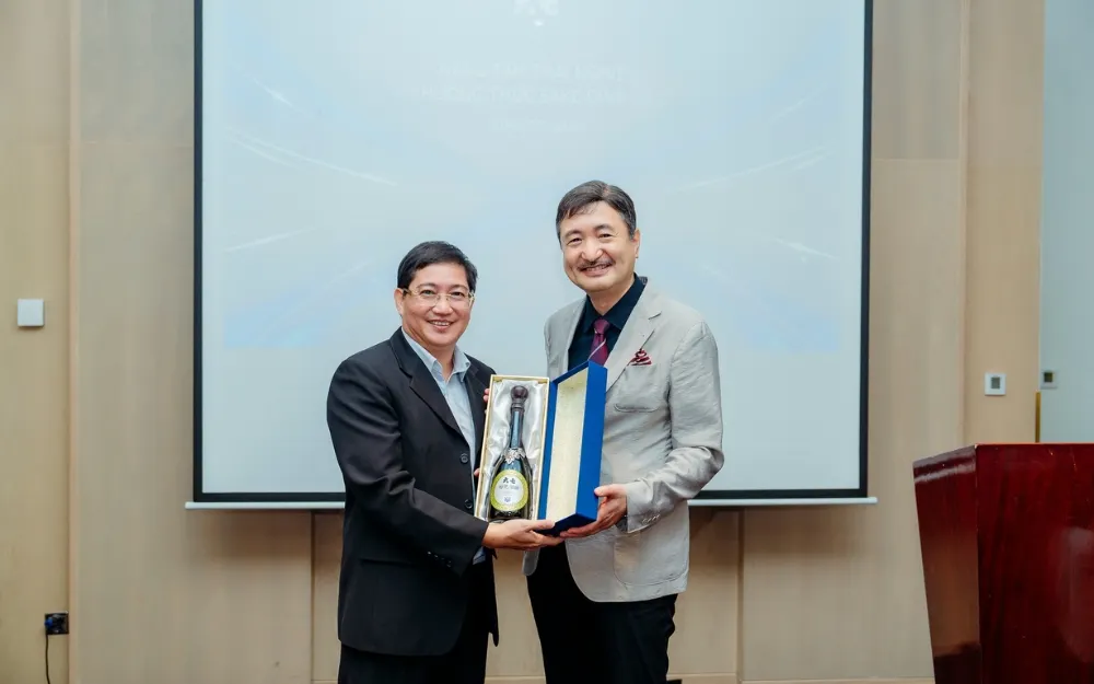 Chủ tịch Công ty Cổ phần Thực phẩm Tinh Hoa Toàn Cầu - Anh Lương Đình Quang (bên trái).