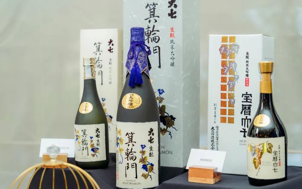 Hình ảnh rượu sake Minowamon tại bữa tiệc. Đây là chai rượu sake Daishichi được yêu thích nhất bởi giới mộ điệu tại thị trường Việt Nam.