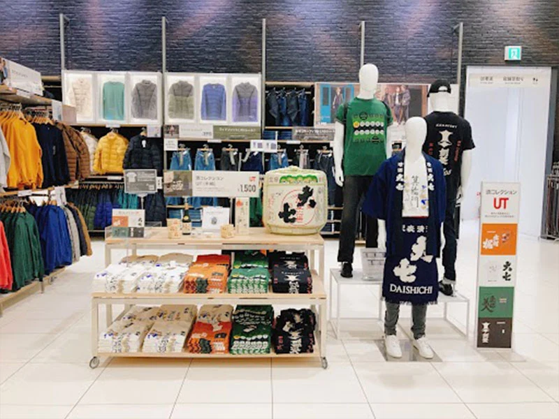 Trưng bày áo in thương hiệu Daishichi tại một cửa hàng của UNIQLO.